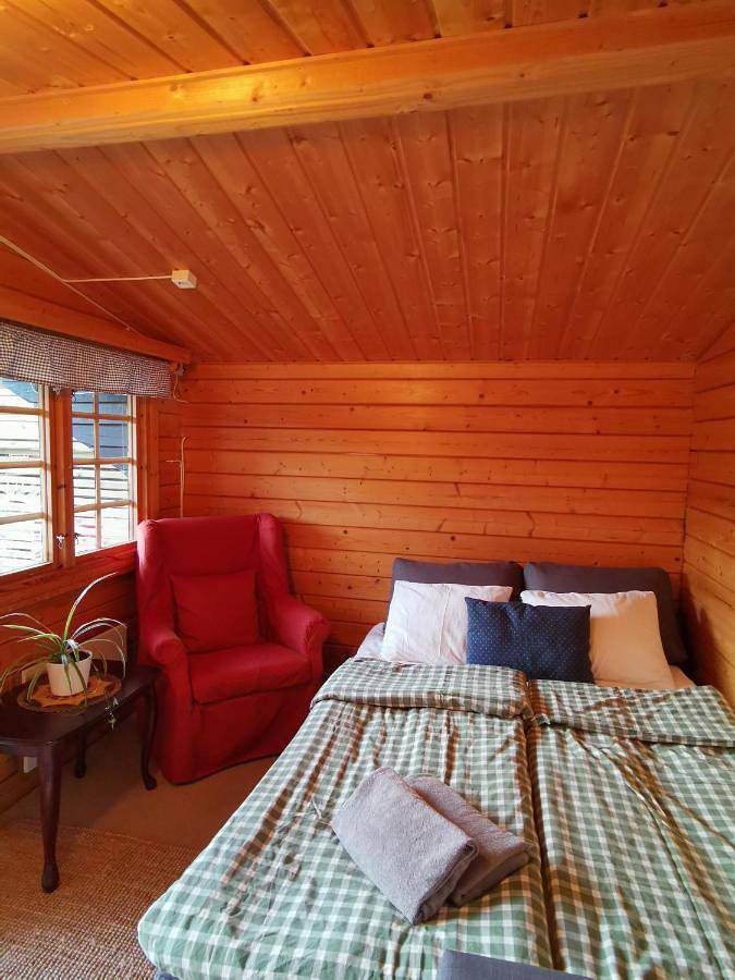 Timber cottages with jacuzzi and sauna near lake Vänern in Vänern