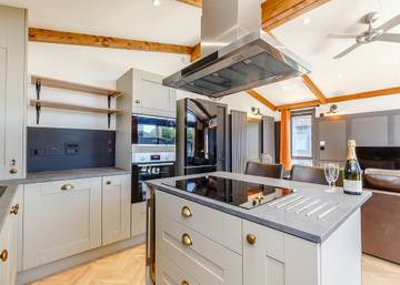 Chalet for 4 People in Eaton and Alsop, Midlands, Photo 4