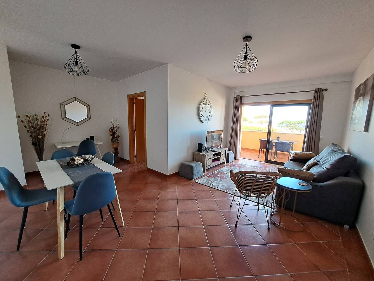 Apartamento inteiro, Apartamento 'Charming Ocean View' com Vista Mar, Wi-Fi e Ar Condicionado in Albufeira, Distrito de Faro