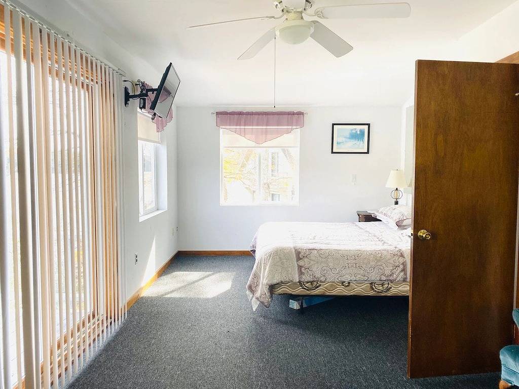 4Bedrm Sleeps 12 Winnipesaukee Waterfront gradual sandy sloped shoreline Pets Ok in Moultonborough, Lake Winnipesaukee