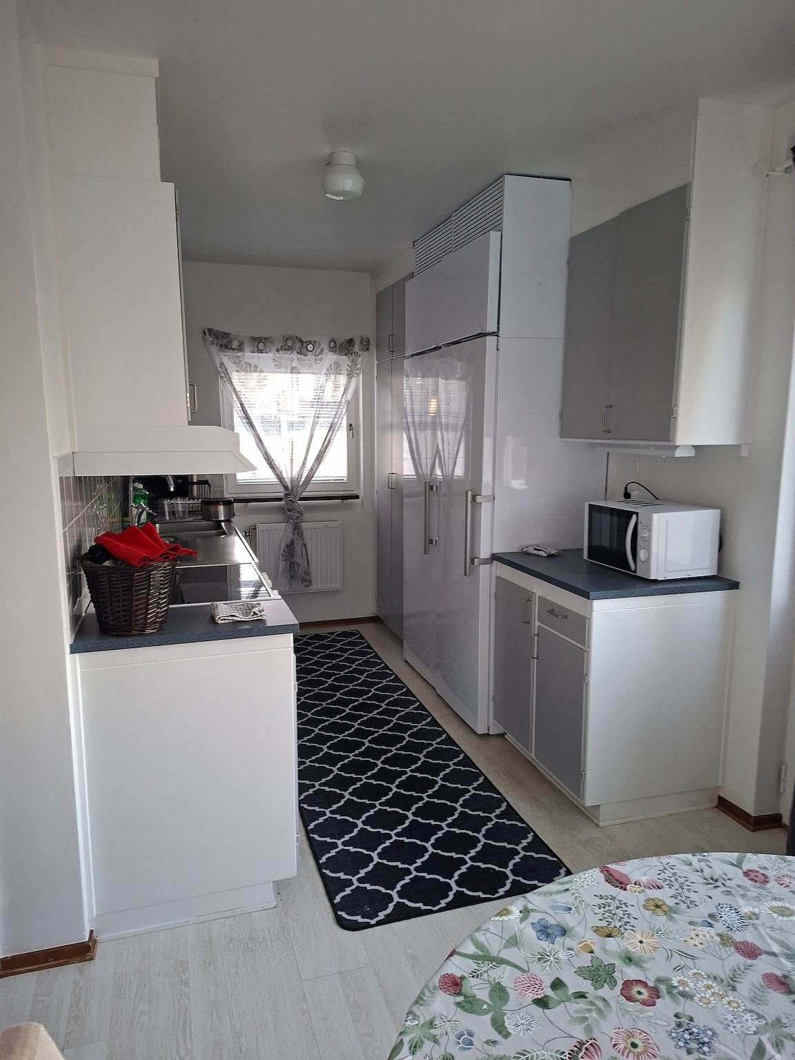 Ganze Wohnung, Gemütliches Zimmer im charmanten Farsta Apartment -Rückzugsort für Familien in Schwedische Ostsee