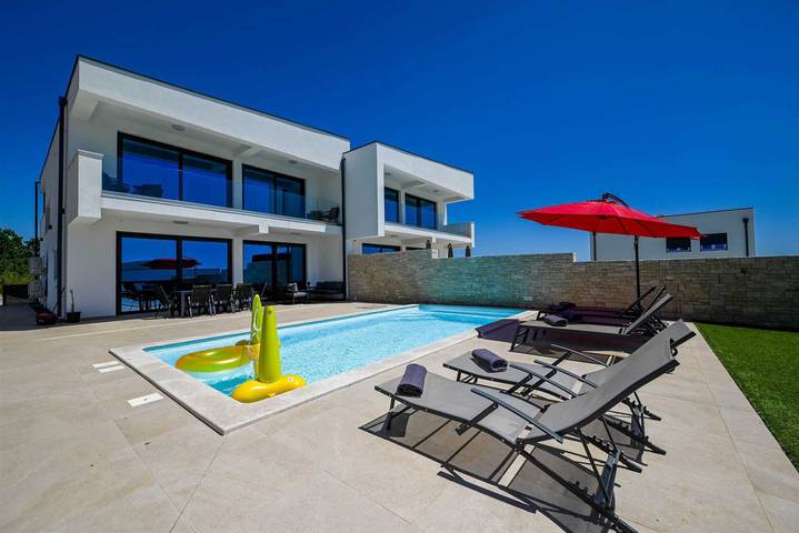 Ferienhaus für 9 Personen, mit Pool und Terrasse