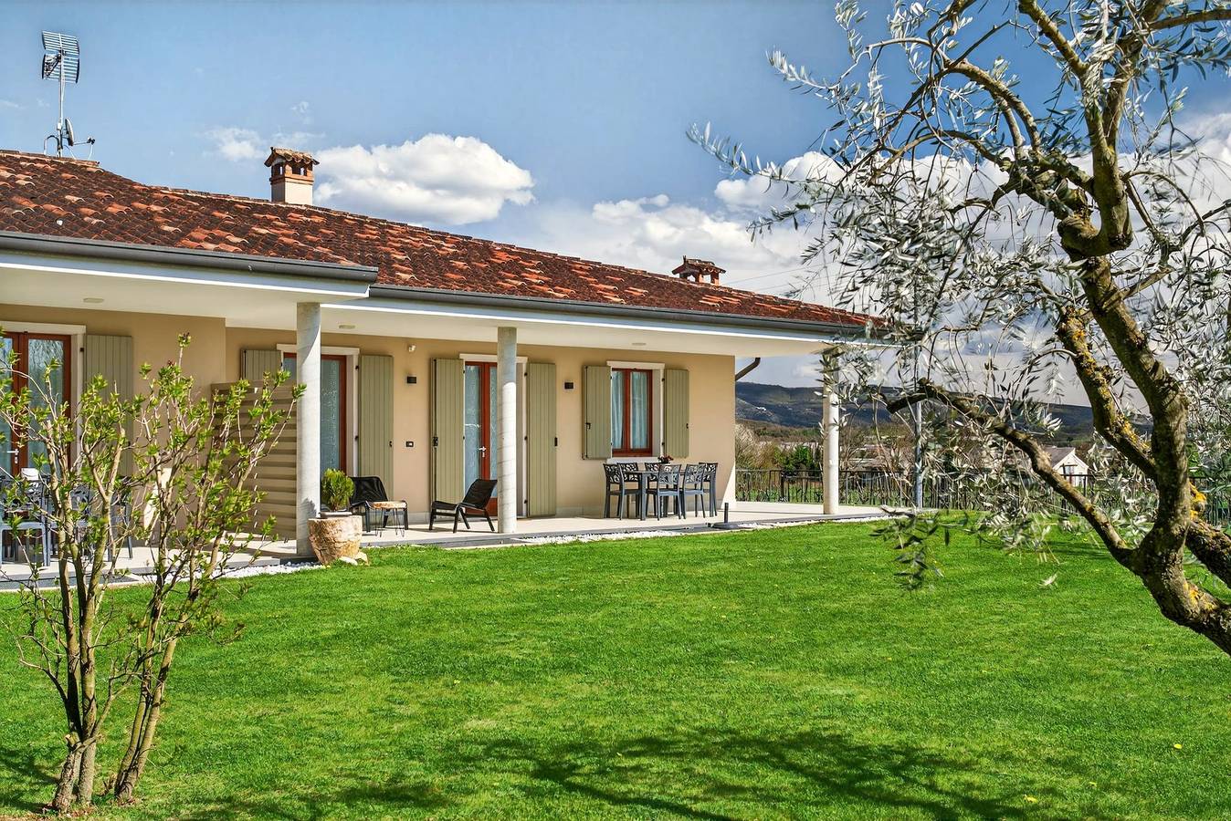 Regarda - "Villa Ida, Giarole Einheit" mit Stil und Liebe eingerichtet, mit Pool und Klimaanlage in Costermano, Gardasee-Berge