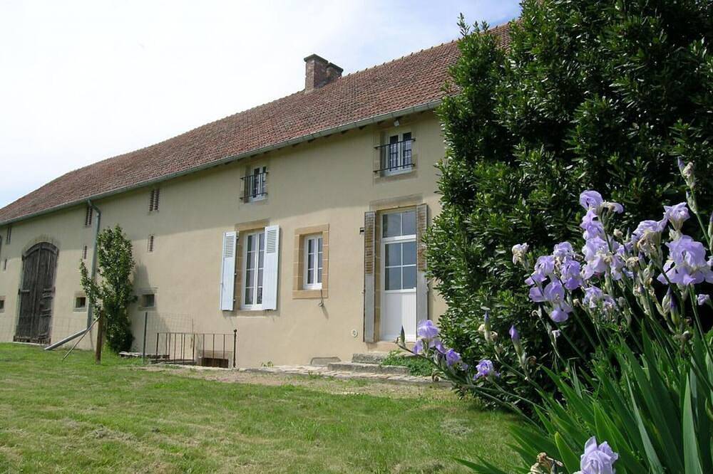 Maison de campagne spacieuse avec Wi-Fi et animaux admis in Montvicq, Région de Montluçon