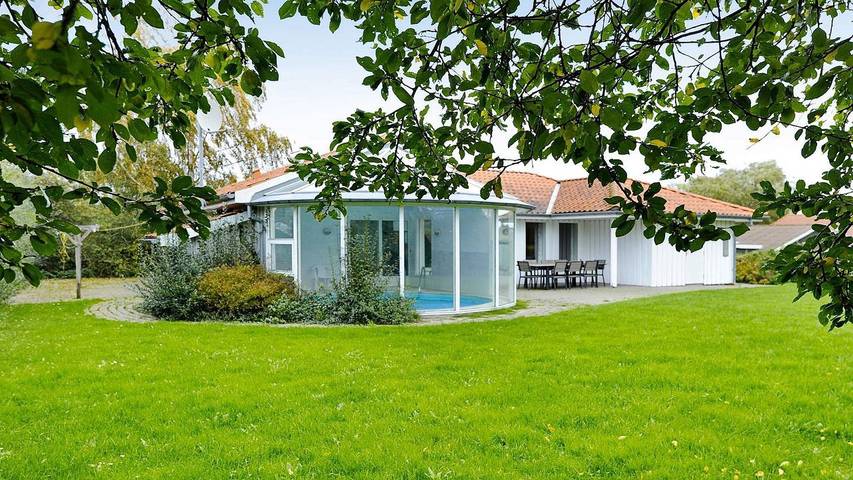 Ferienhaus für 8 Personen, mit Garten und Sauna sowie Pool und Terrasse, mit Haustier in Pøt Strandby