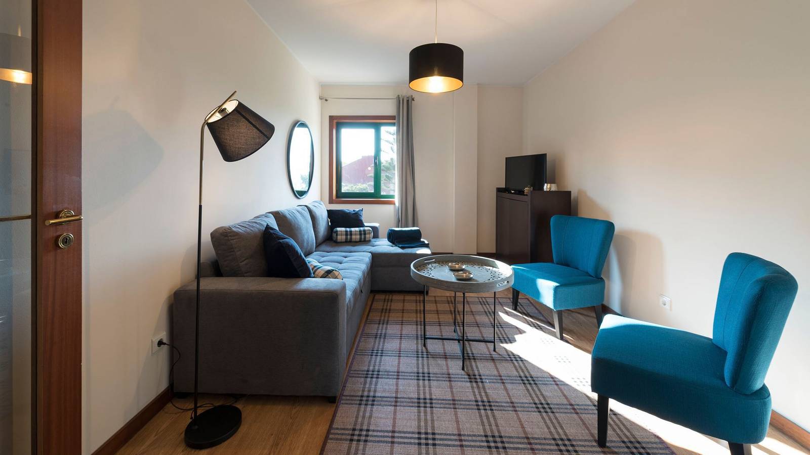 Apartamento inteiro, Downtown Homey Flat w/ Free Parking by Lovelystay in Massarelos, Porto