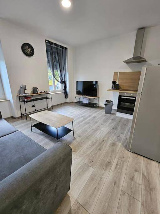 Appartement entier, One-Bedroom Apartment in Saint-Vallier (Saône-et-Loire), Région de Chalon-sur-Saône