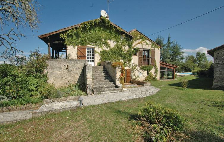 220 sq ft Apt with Pool & Parking in Flaujac-Poujols in Flaujac-Poujols, Quercy