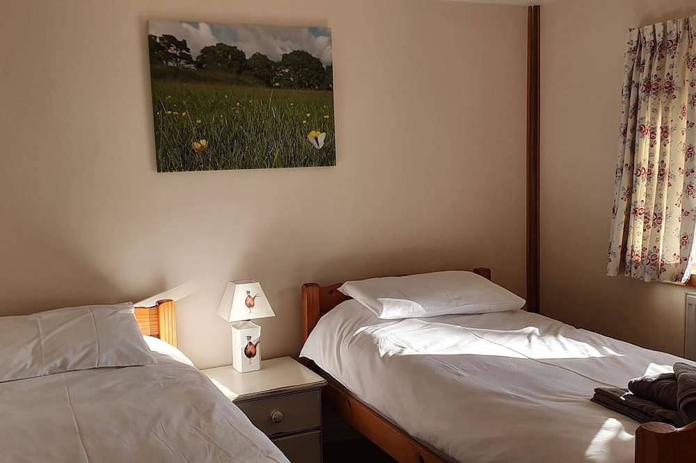 Woodpecker Lodge, a secluded log cabin in beautiful north Devon in Devon