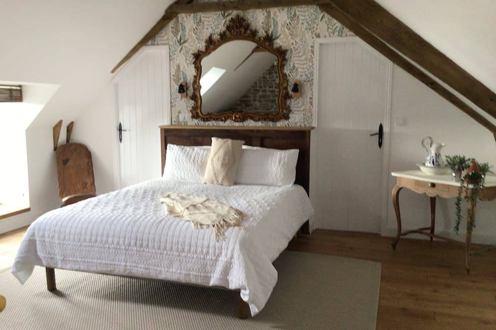 Rural country cottage with hot tub in the tranquil Breton countryside in Plouguenast, Côtes-d'Armor