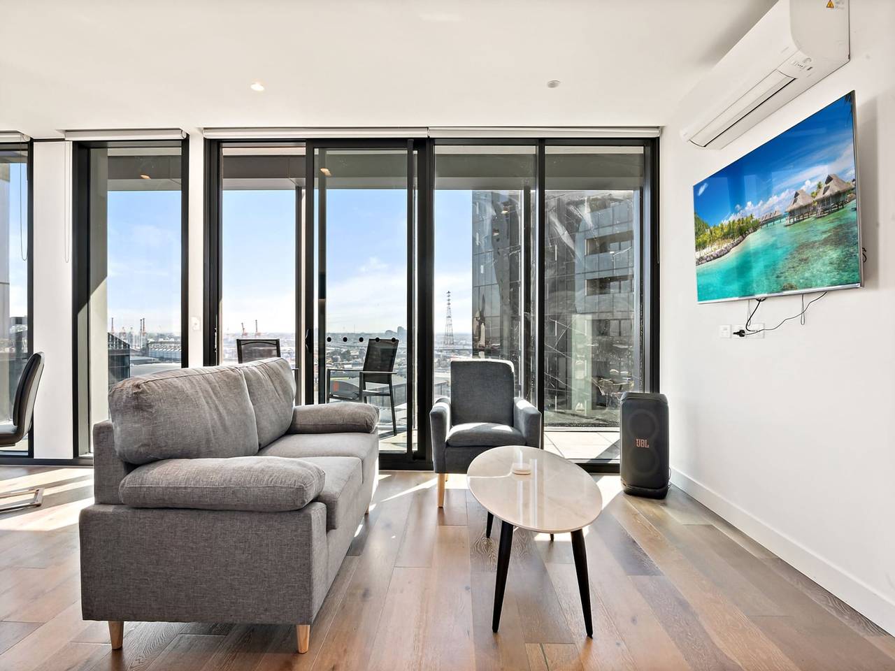 Entire apartment, Bright 2-Bed Retreat with Pool, Gym & Sauna Access in Docklands, Melbourne