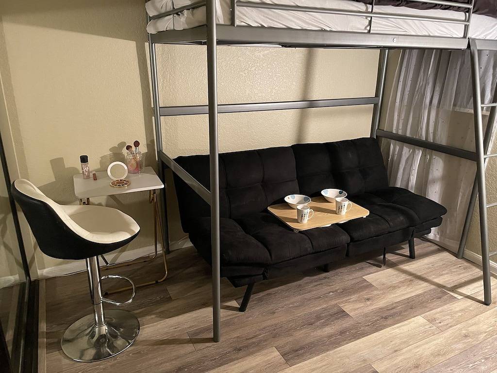 Industrial bachelor bed&bath 6min from lake! in Lake Elsinore, Cleveland National Forest