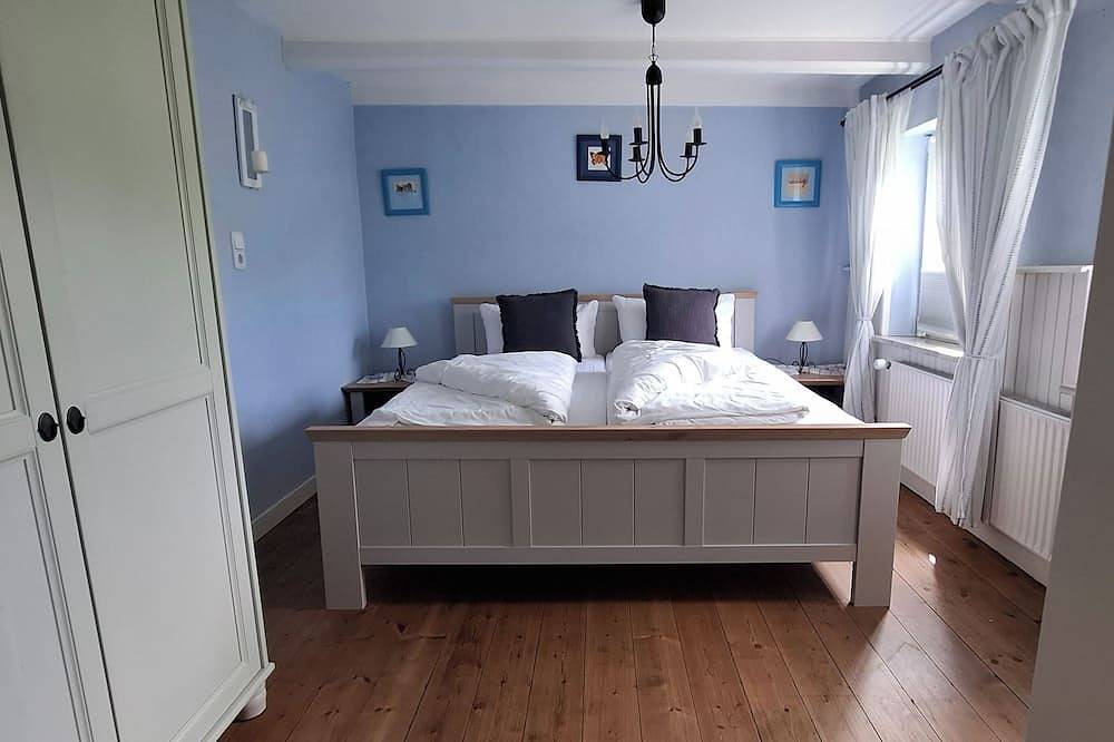 Stylish 100m² accommodation with fireplace, terrace and three bedrooms in Este de Fehmarn, Puttgarden