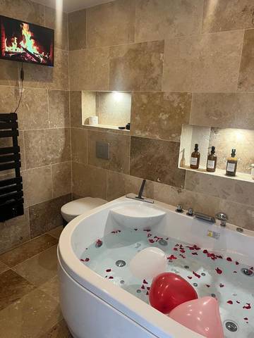 Gîte pour 2 personnes, avec terrasse et jacuzzi à Livry-Gargan