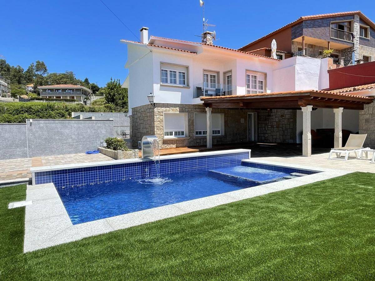 Four-Bedroom House in Sanxenxo, Rias Baixas