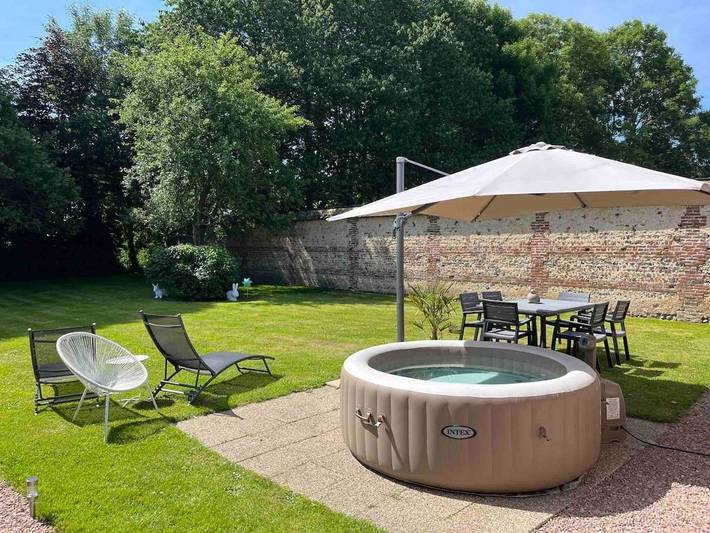 Location de vacances pour 4 personnes, avec jardin ainsi que jacuzzi et terrasse à Étalondes
