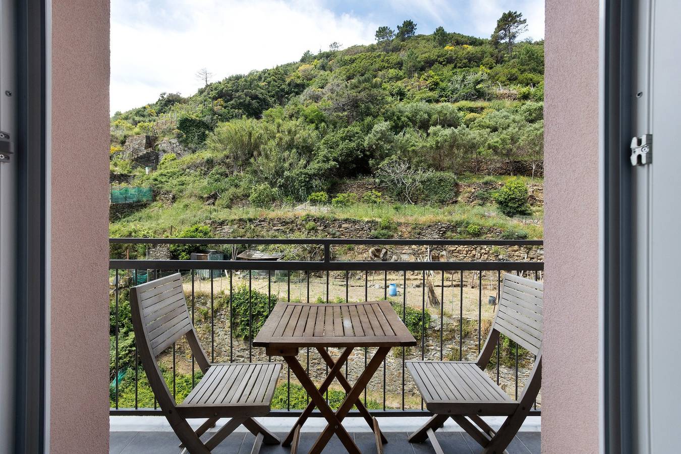 Room 'Camera Rosa' with Balcony, Wi-Fi and Air Conditioning in Riomaggiore, Riomaggiore Municipality