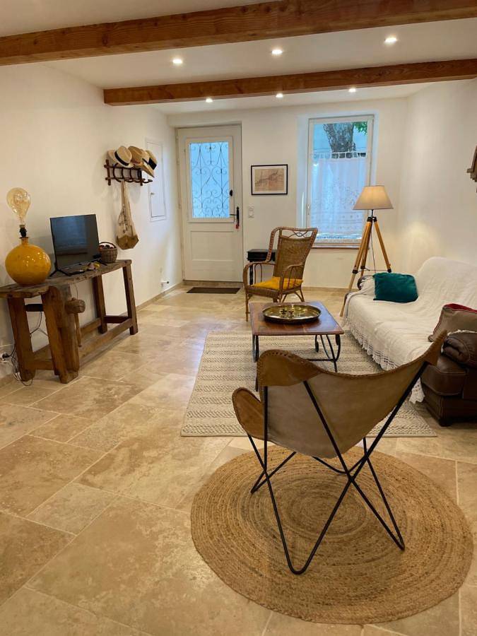 Location de vacances pour 6 personnes, avec vue ainsi que jardin et piscine, animaux acceptés à Fabrezan - 2