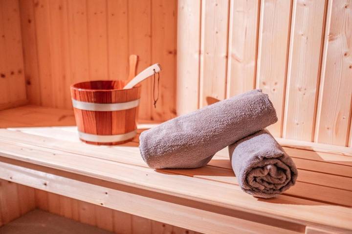 Bungalow für 2 Personen, mit Balkon und Whirlpool sowie Terrasse und Garten