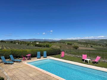 Gîte pour 4 personnes, avec piscine ainsi que jardin et vue à Vachères