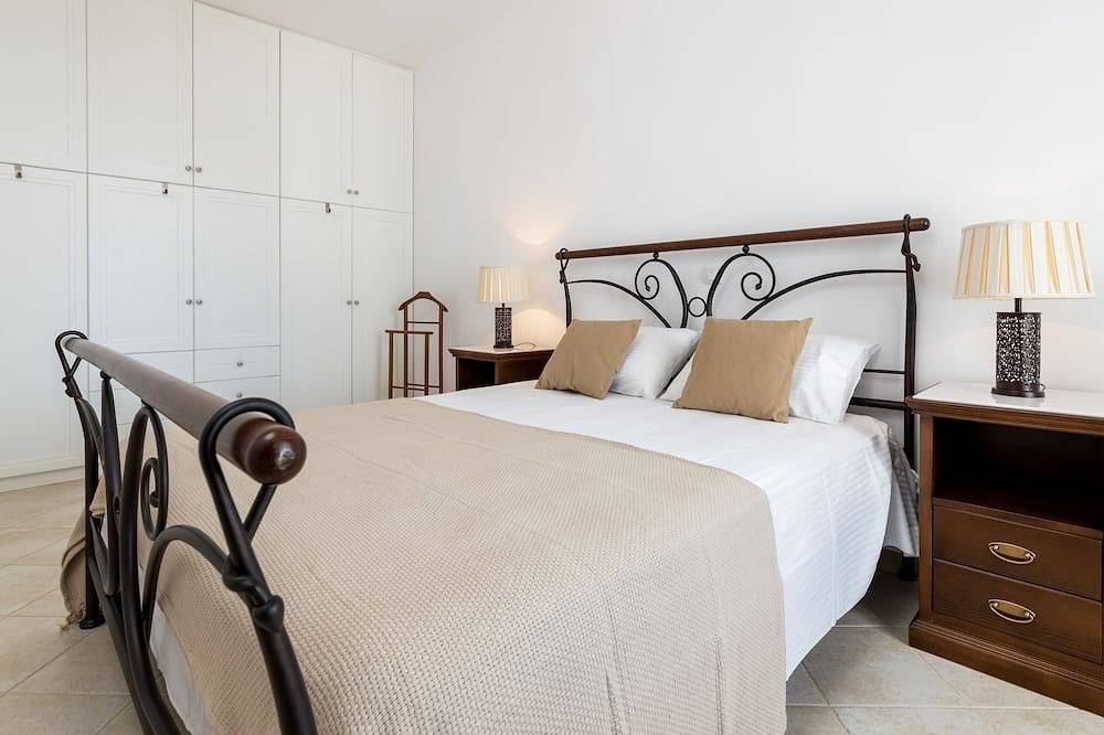Constamar Villa, Swimming pool - 10min walk from Alyki Center! in Aliki, Paros