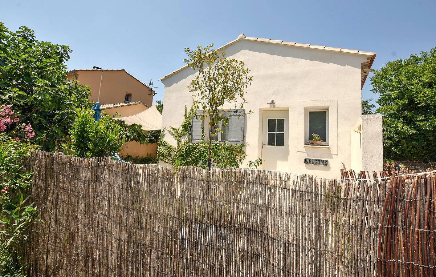 Modernes Apartment mit Pool, WiFi & AC in der Nähe von Le Saigon Restaurant in Mazan, Parc naturel régional du Mont-Ventoux