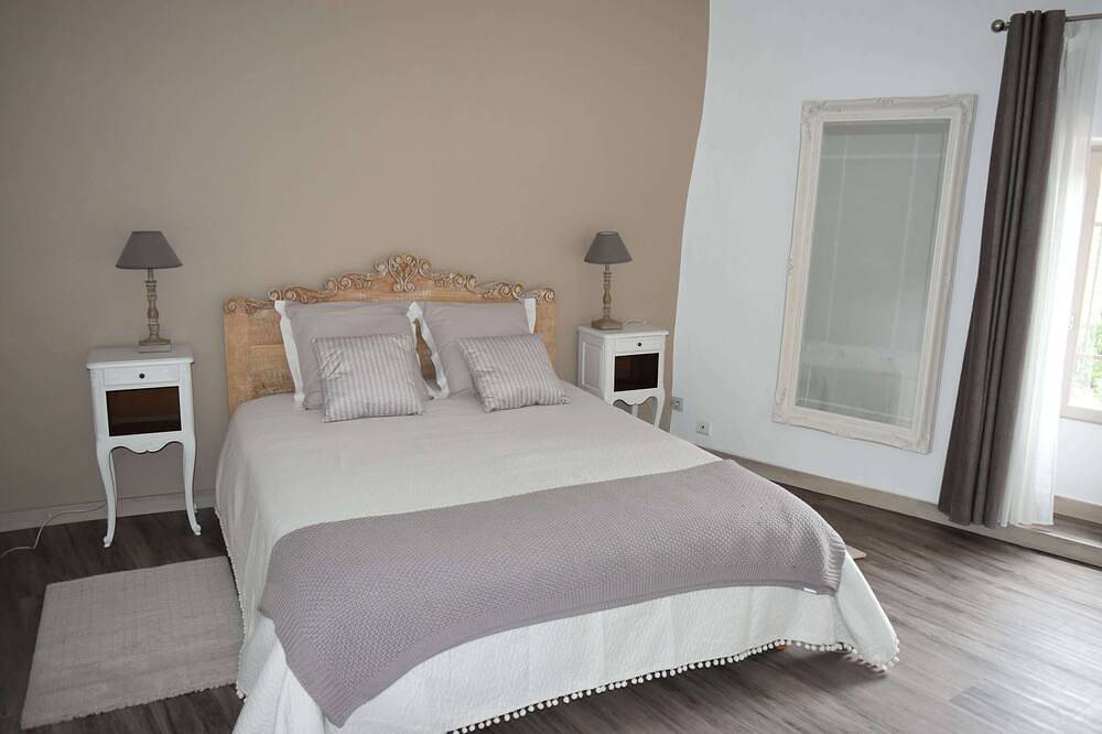 Entire apartment, Beautiful apartment T3, private parking \"Au logis de Pézenas\". in Pézenas, Côte d'Améthyste