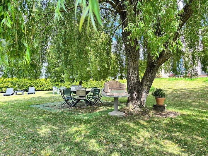 Location de vacances pour 12 personnes, avec Terrasse ainsi que Jardin et Vue dans Saint-Étienne-en-Bresse