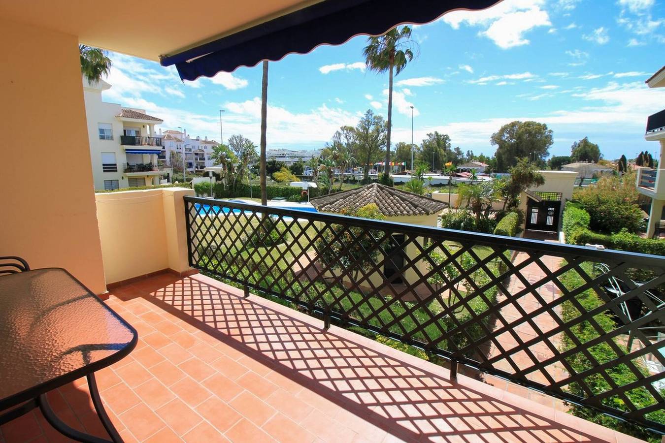 Entire apartment, Apartment 10 minutes walk from Puerto Banús in Marbella West, Marbella