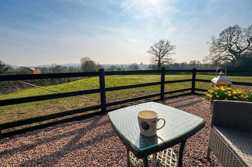 Secluded glamping with fireplace, fire pit and farmyard views in Staffordshire