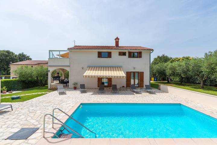 Ferienhaus für 9 Personen, mit Balkon/Terrasse und Garten sowie Pool in Zbandaj