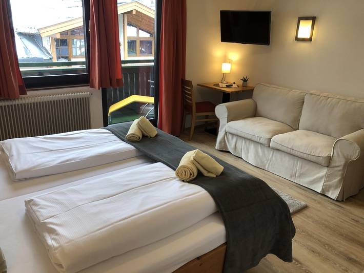 Pension pour 2 personnes, avec jardin ainsi que vue sur le lac et piscine, adapté aux familles à Zell am See