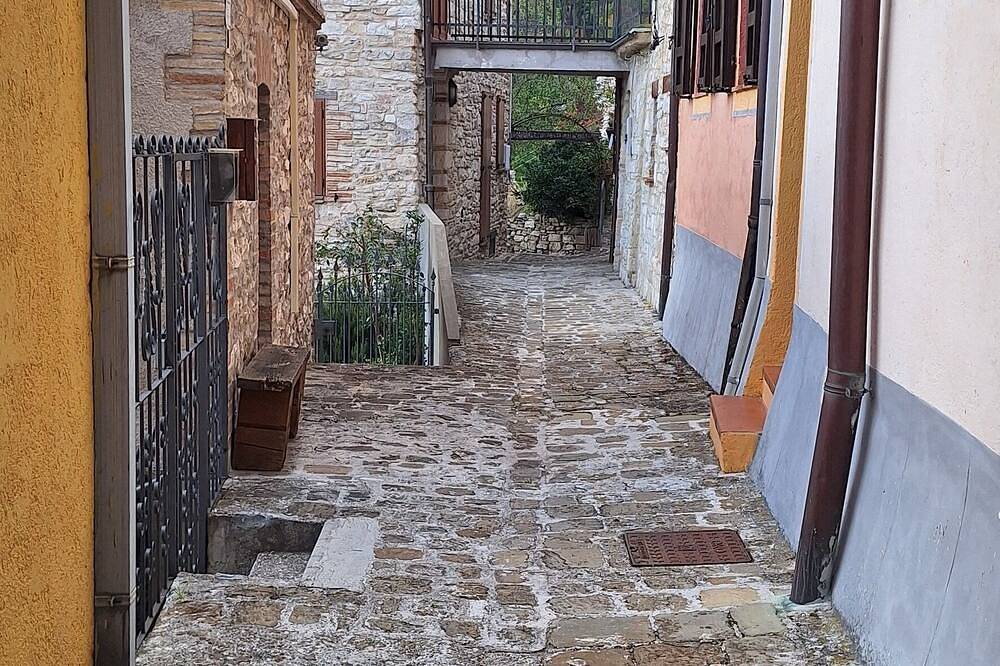 Entire apartment, Inside the widespread village of Castelletta in the Gola della Rossa park. in Fabriano, Ancona Province