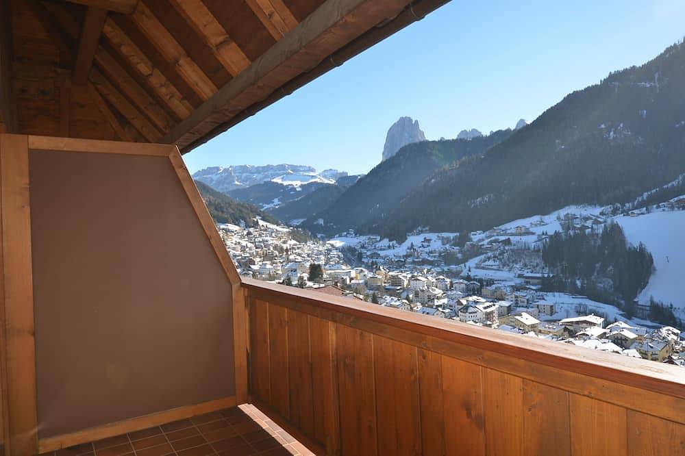 Apartamento entero, Comfortable attic room with panoramic view & balcony - free Wi-Fi  in Ortisei, Dolomiti Superski