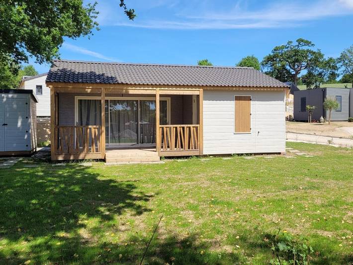 Chalet pour 4 personnes, avec jardin ainsi que piscine et terrasse