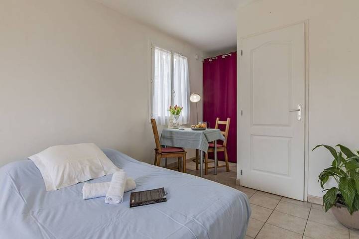 Entire apartment, Cosy apartment for 2 guests with Wifi, Tv, terrace and panoramic view in Gardanne, Mediterranean Coast (France)