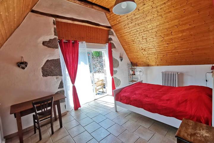 Location de vacances pour 9 personnes, avec jardin, animaux acceptés à Vic-sur-Cère - 3