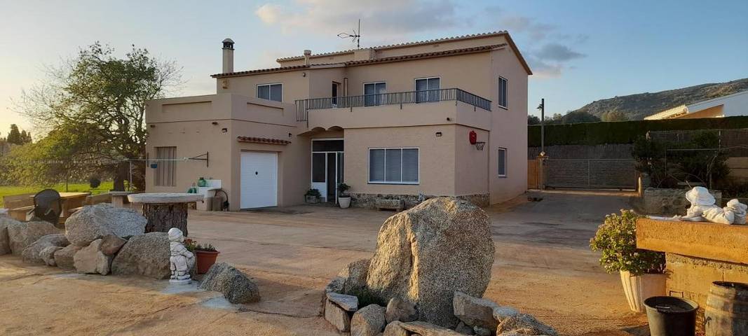 Apartamento para 10 personas, con Balcón y Terraza además de Jardín y Piscina para niños en Pau