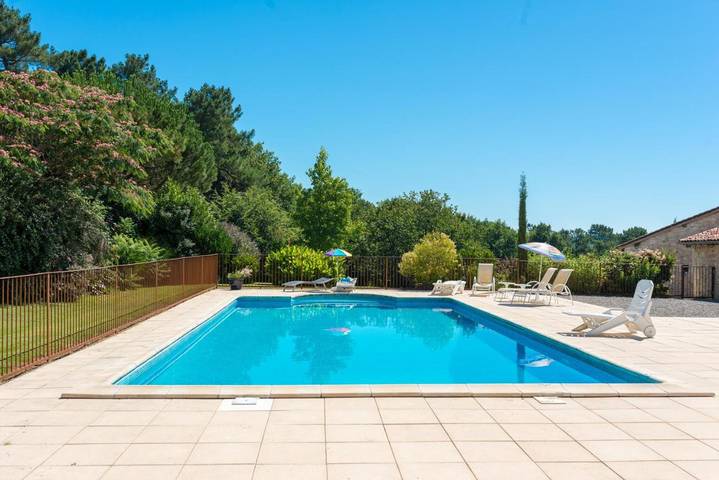 Location de vacances pour 9 personnes, avec vue ainsi que piscine et jardin, animaux acceptés à Saint-Pierre-de-Côle