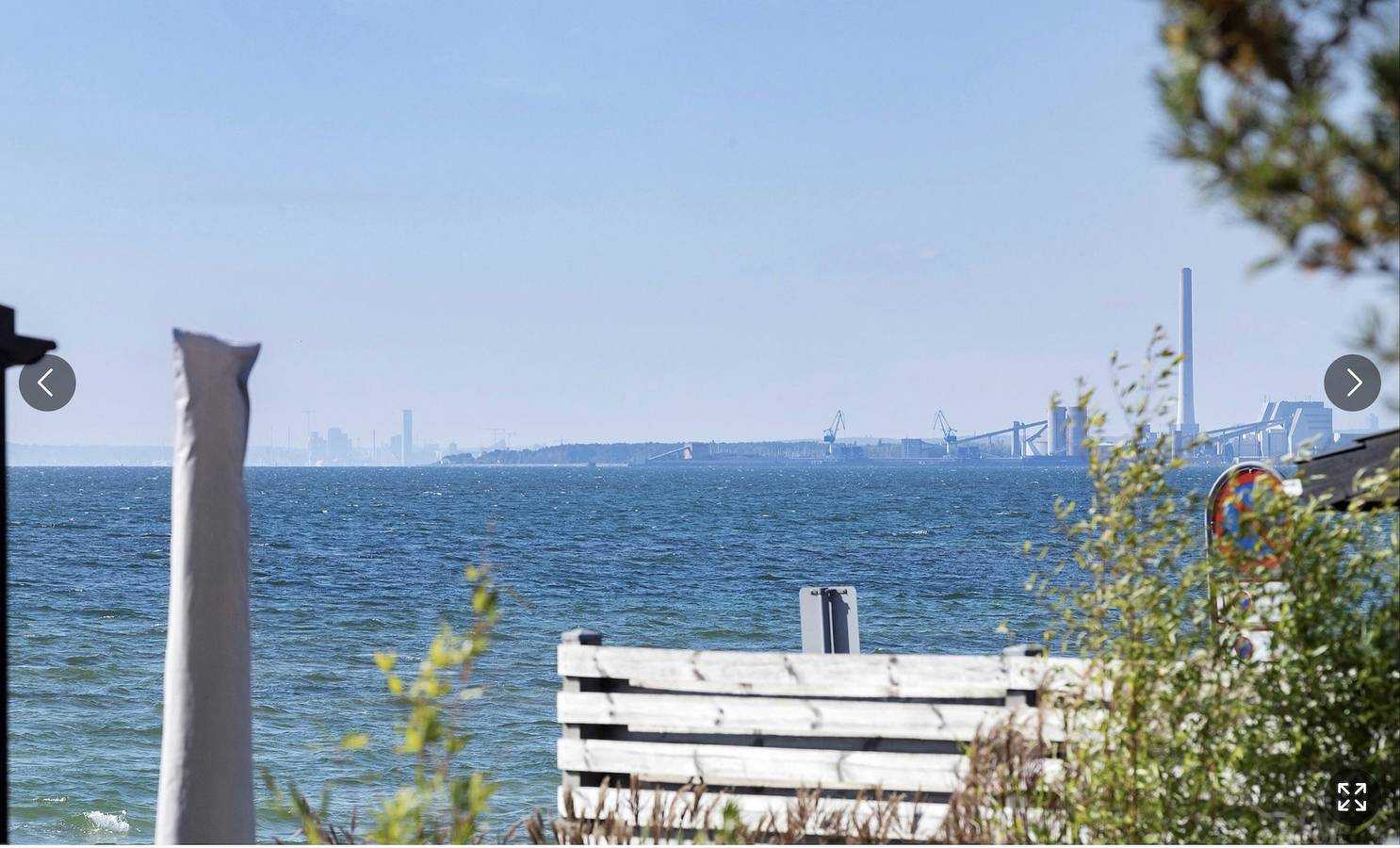 Ferieidyl med udsigt over vandet og stor have in Følle Strand, Syddjursland