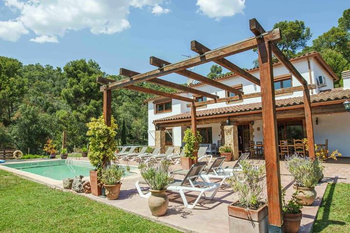 Location de vacances pour 10 personnes, avec piscine ainsi que terrasse et jardin à Vall-llobrega - 3