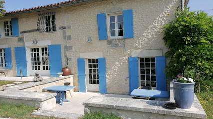 Gîte pour 10 personnes, avec piscine ainsi que terrasse et jardin à Lusignac