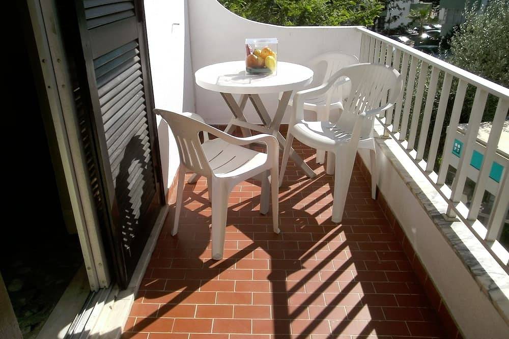 Apartamento entero, T2 Agradable y Acogedor: 5 Minutos a pie de la Playa, en una Zona Céntrica in Quarteira, Distrito de Faro