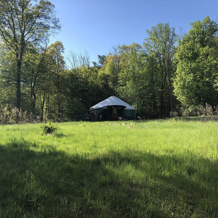 Völlig abgeschiedene Jurte, umgeben von Wasserfällen, Bächen, Klippen und Wäldern in Ulster County