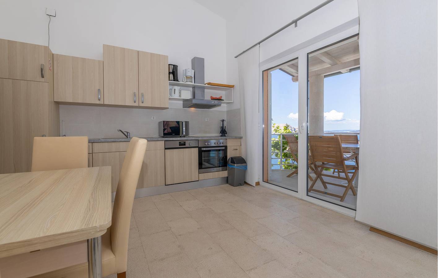 Ganze Ferienwohnung, Gemütliche 120 m² große Wohnung mit Meerblick und Terrasse – 300 m vom Strand entfernt in Jablanac, Naturpark Velebit