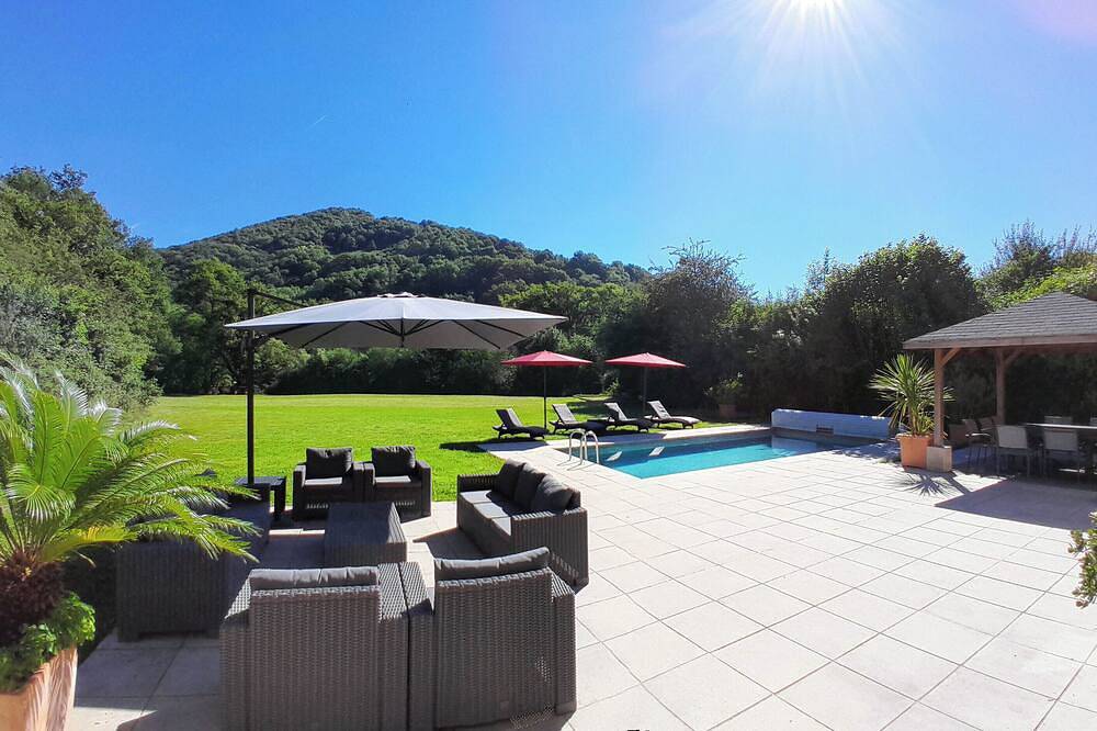 Luxury riverside cotage in a listed medieval village. in Sainte-Eulalie-d'Olt, Massif Central