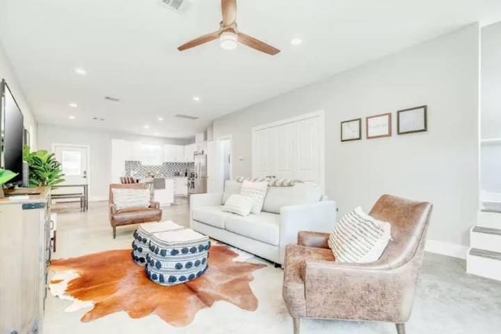 Vacation rental for 6 people, with balcony, kid friendly in North Houston