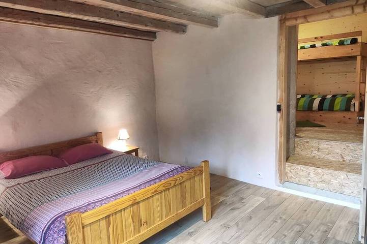 Refuge Sous La Joux - Gîte La Cahute in Les Moussières, Parc naturel régional du Haut-Jura