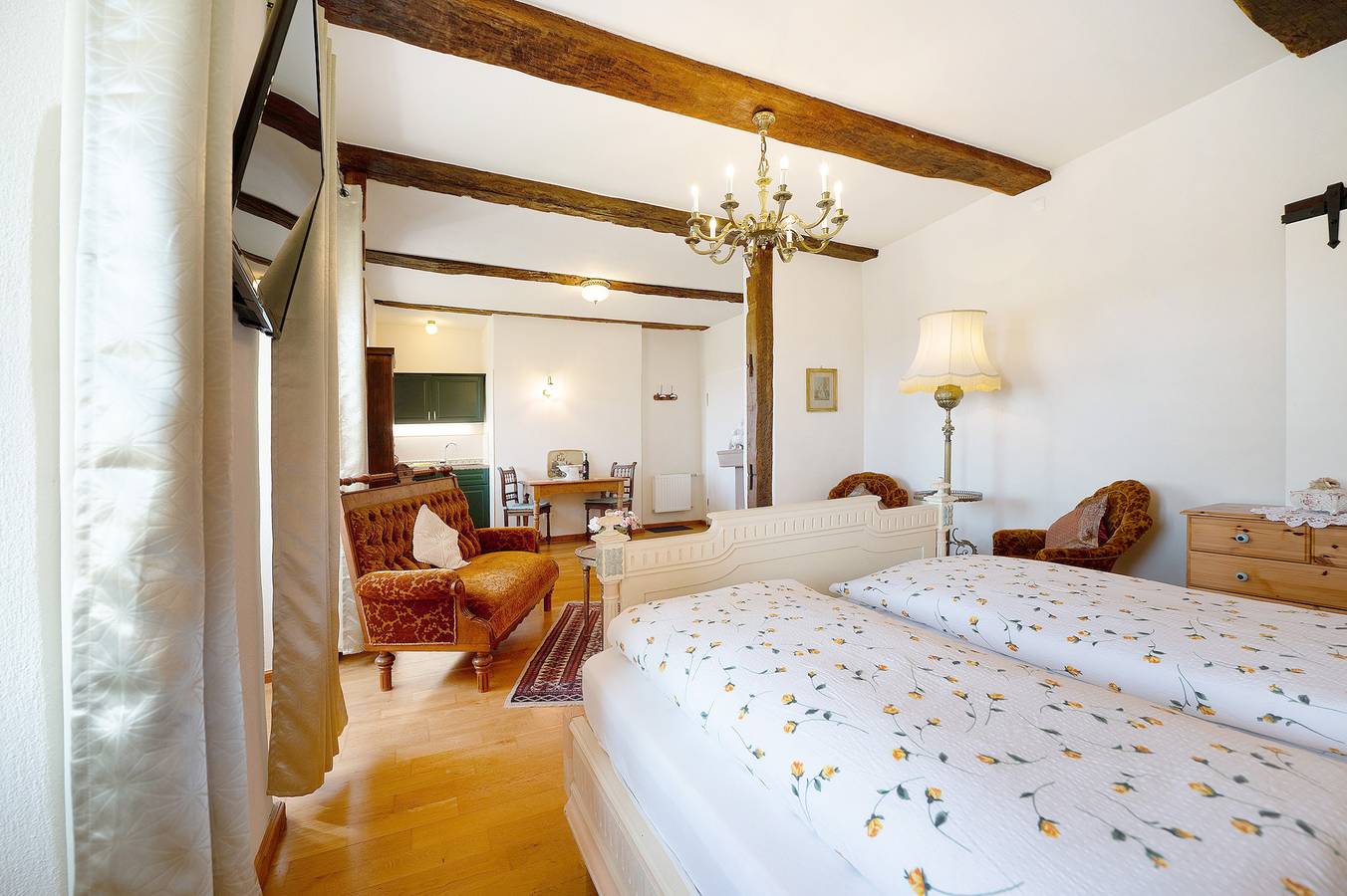 Ganze Wohnung, Ferienwohnung 'Napoleonzimmer Studio' mit gemeinsamer Terrasse, gemeinsamem Garten und Wlan in Maring-Noviand, Bernkastel-Kues & Umgebung