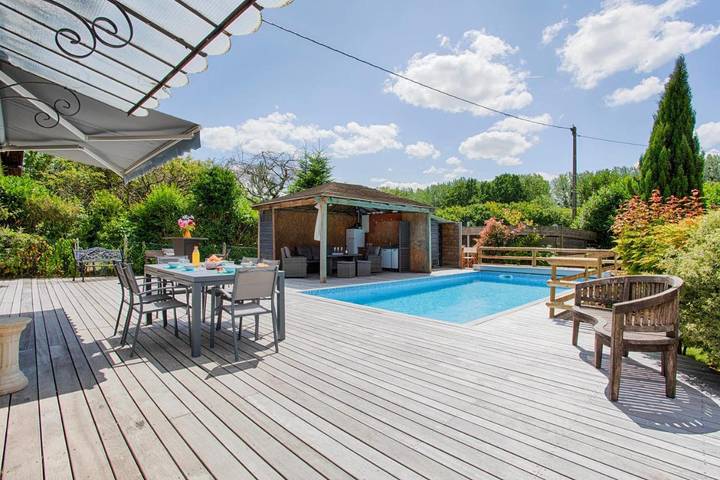 Location de vacances pour 7 personnes, avec Terrasse ainsi que Jardin et Piscine à Canapville